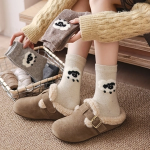 Chaussettes mignonnes en laine à motif mouton et tons terreux pour l'hiver