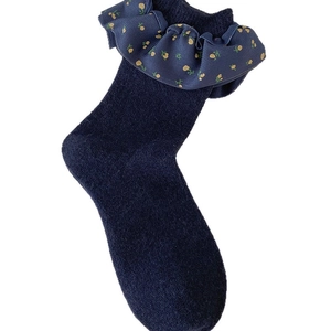 Dunkelblaue mittellange Socken mit gelbem Blumen-Rüschenrand und Strickstruktur