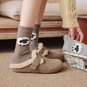 Pantoufles chaudes de style japonais et chaussettes à motif de mouton pour l'hiver