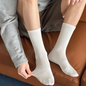 Classic white ribbed crew socks for men showing high elasticity and soft cotton fabric