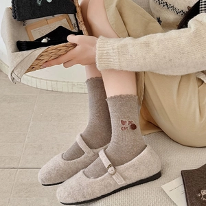 Khaki Socken im japanischen Stil mit Katzen Stickerei und gewellten Bündchen