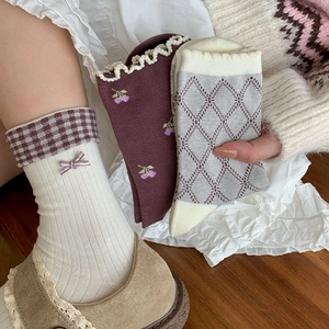 Trois paires de chaussettes en maille vintage à fleurs avec nœuds et bords à volants
