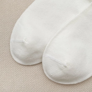 Detailaufnahme der weißen Baumwollsockenspitze mit hochwertigen Stricknähten und Textur