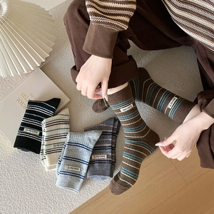 Détail de chaussettes en cachemire à rayures avec étiquettes de lettres vintage