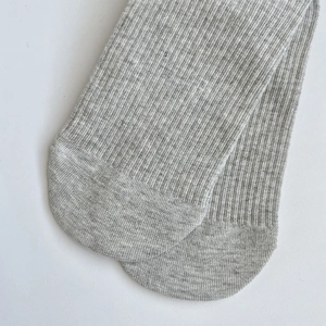 Détail de la couture plate aux orteils et texture en maille de chaussettes grises