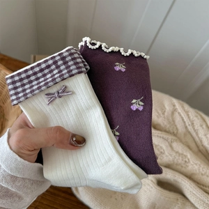 Gros plan de chaussettes à fleurs avec nœuds et bords élégants à volants en bois d'oreille