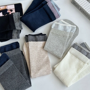 Détail de chaussettes mi-hautes en coton côtelé avec rayures contrastées variées