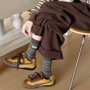 Chaussettes rétro japonaises rayées en cachemire marron foncé avec étiquette vintage et baskets