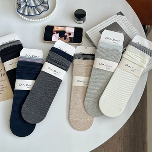 Détails à plat de chaussettes montantes côtelées avec bords rayés contrastés