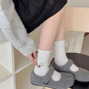 Japanische weiße Socken mit Rüschen und Katzen-Stickerei zu grauen Mary Jane Schuhen