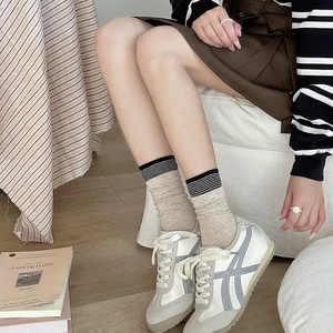 Gros plan détaillé de chaussettes en coton à rayures portées avec des baskets rétro