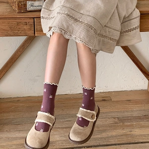 Chaussures Mary Jane en daim kaki avec dentelle et chaussettes à motif de cerise