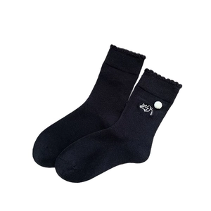 Schwarze Baumwollsocken im japanischen Stil mit Katzenstickerei und süßem 3D-Bommel-Detail