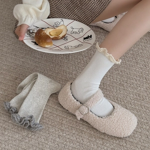 Détail de chaussures Mary Jane pelucheuses et chaussettes côtelées avec bord à volants