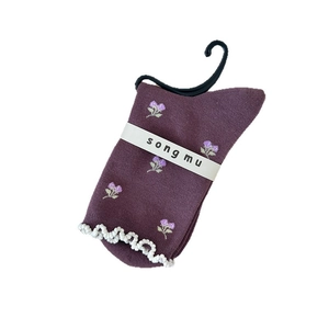 Chaussettes mi-mollet violettes vintage avec broderies florales et bord festonné perlé