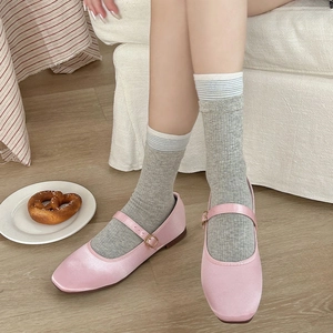 Ballerines Mary Jane en satin rose à bride et bout carré, portées avec chaussettes grises