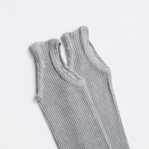 Detail der grauen Rippstrick-Stulpen mit weicher elastischer Textur und verstärktem Saum