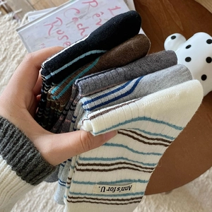 Détail de chaussettes rayées en cachemire avec étiquettes vintage en plusieurs coloris