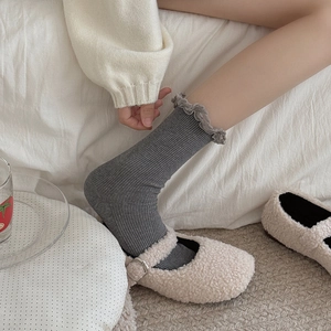 Chaussettes grises côtelées à volants avec chaussures Mary Jane beiges en polaire douce