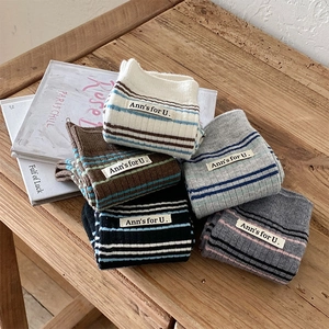 Vue détaillée de chaussettes en cachemire à rayures avec étiquettes logo vintage
