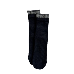Chaussettes mi-mollet côtelées pour femmes avec rayures grises au bord et tricot bleu marine