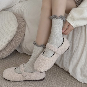 Détail de chaussures Mary Jane en laine rose et chaussettes à froufrous grises