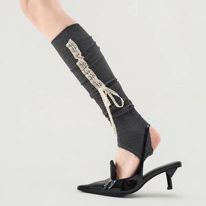 Graue Beinstulpen mit cremefarbener Spitze und Schleife, ideal für High Heels geeignet