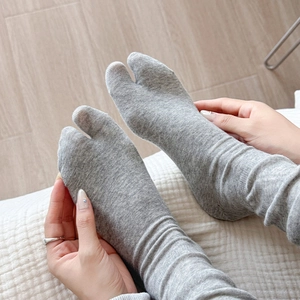 Detail of grey split-toe tabi socks in breathable cotton knit for a cozy home look