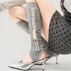 Graue Rippstrick-Beinstulpen mit weißer Spitze für einen süßen, femininen Stil