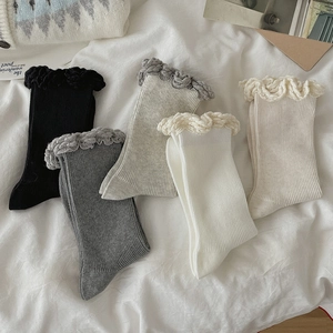 Détails de la bordure en dentelle à volants et texture côtelée sur chaussettes coréennes