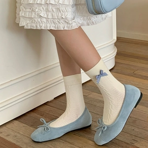 Ballerines bleues avec nœud et chaussettes blanches ornées d'un ruban à carreaux bleu