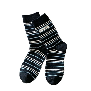 Chaussettes rayées en cachemire noir avec détails bleus et étiquette vintage