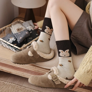 Chaussettes lapin dessin animé japonais et chaussons en peluche pour un confort doux