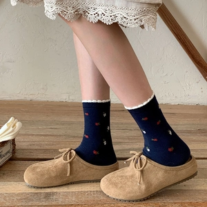 Chaussettes bleues à fleurs avec mules kaki en daim au style rétro artistique