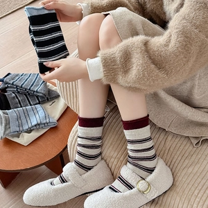 Chaussettes rayées vintage en coton pour femmes en plusieurs couleurs pour automne et hiver