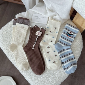 Détails de broderie florale et volants sur un ensemble de chaussettes en coton