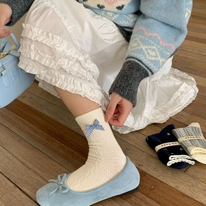 Chaussettes beiges en maille ajourée avec nœud papillon à carreaux bleu doux