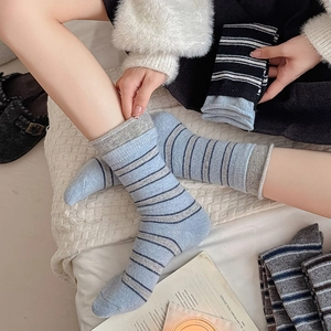 Gros plan détaillé de chaussettes en tricot rayées rétro avec texture épaisse et revers