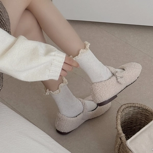 Détail de ballerines Mary Jane en polaire beige avec chaussettes à volants style hiver