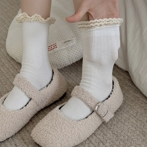 Chaussettes blanches côtelées à volants avec chaussures Mary Jane en laine beige