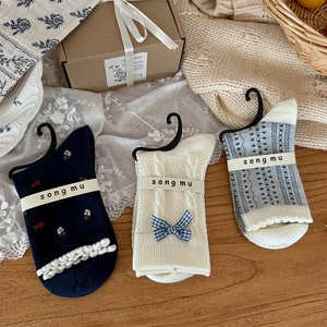 Trois paires de chaussettes en tricot avec motifs floraux et nœuds à carreaux élégants