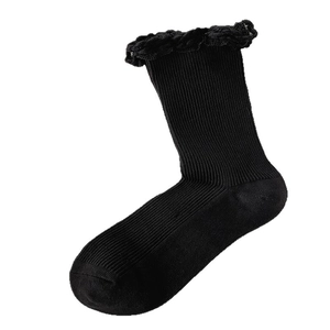 Chaussettes mi-mollet côtelées noires avec revers à volants et texture tricotée