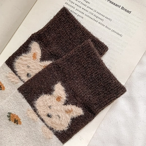 Détail de la broderie de chien sur des chaussettes thermiques tricotées de couleur contrastée
