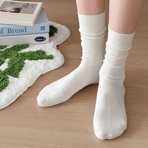 Chaussettes plissées blanches style japonais en maille côtelée pour femmes au look cosy