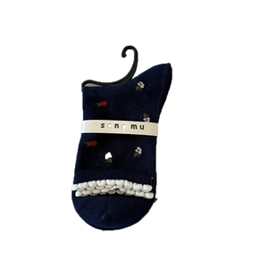 Chaussettes mi-hautes bleu marine avec motifs floraux rouges et bords à volants blancs