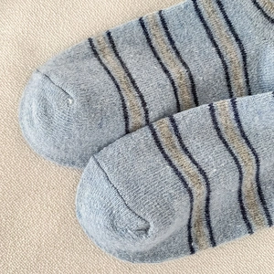 Vue macro de chaussettes en tricot rayées avec texture épaisse et couture sans couture