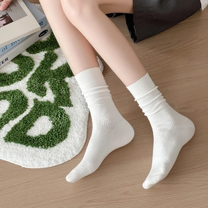 Détail de la texture des chaussettes en maille côtelée blanche en coton doux style décontracté