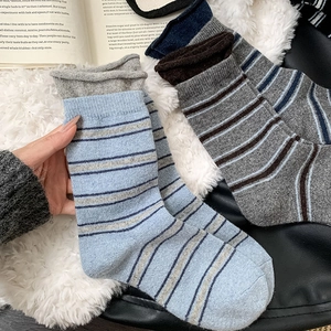 Détail de la maille et du bord roulé des chaussettes mi-mollet vintage à rayures en coton