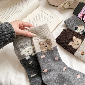 Détail de chaussettes en tricot avec motifs d'animaux mignons et texture côtelée