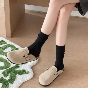 Mules classiques en daim kaki avec boucle métallique réglable et chaussettes noires